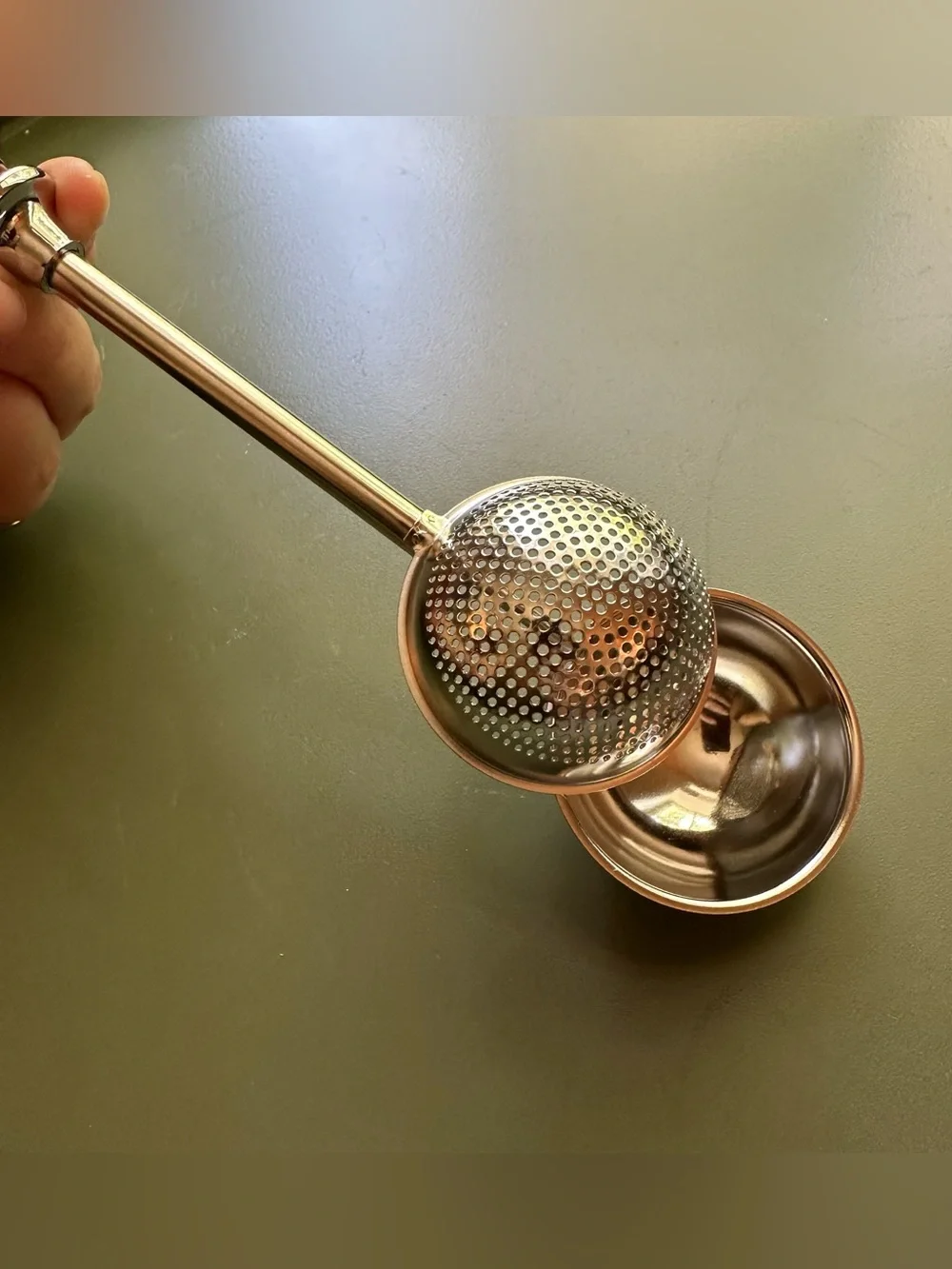 Sliding metal tea infuser